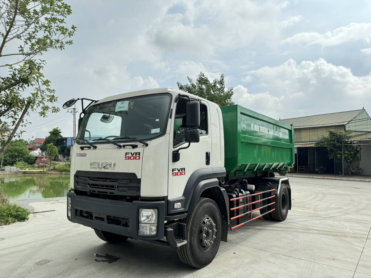 ISUZU 14-cubic-meter garbage truck with a lifting hook system